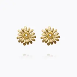 Daisy Collection ger din stil en tidlös elegans med en lekfull touch, inspirerad av en blommande tusenskönas skönhet. Perfekta för alla tillfällen, från vardagens outfits till speciella festligheter, passar Daisy Collection dig som älskar smycken som är både lekfulla och stilrent eleganta. Daisy Collection finns som örhängen, halsband och ring.
