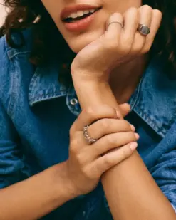 Den uttrycksfulla och lite kaxiga ringen, här i blankt rostfritt stål, skapar ett lekfullt grafiskt mönster som stavar ut MOM, eller WOW, beroende på hur man tittar på den