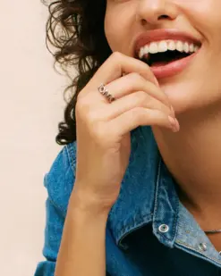 Den uttrycksfulla och lite kaxiga ringen, här i blankt rostfritt stål, skapar ett lekfullt grafiskt mönster som stavar ut MOM, eller WOW, beroende på hur man tittar på den