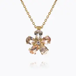 May Necklace utstrålar enkel elegans. Designen är en blomma formad av kristaller som skimrar vackert i ljuset.
