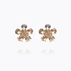 Låt oss presentera May Earrings! Varje örhänge är utformat som en blomma, med kristaller som glittrar mjukt i ljuset. Dessa örhängen är perfekta för alla tillfällen, vare sig du klär upp dig för ett speciellt event eller vill tillföra lite glamour till vardagen. Storlek: 1,9 cm Plätering: 18K Guld / Rhodium Världens högsta kvalité på kristaller Graverad logotyp Designad i Sverige, handgjord i Grekland