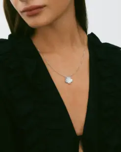 Edblad Jasmine Necklace S Steel – halsband i rostfritt stål med blomma