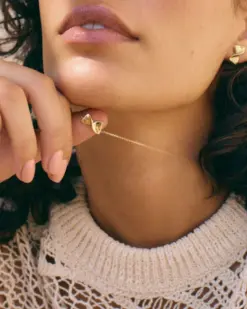 Edblad halsband Nuvole – liten twistform i guld