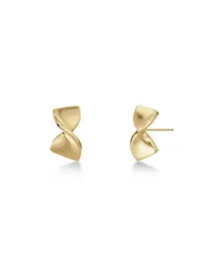 Edblad Nuvole Studs S Gold – små örhängen i 14K guldplätering med elegant twist-design