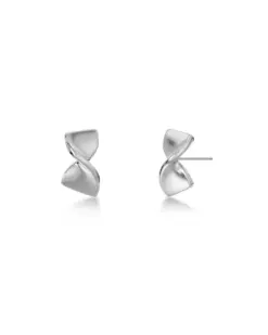Edblad Nuvole Studs S Steel – små örhängen i rostfritt stål med elegant twist-design