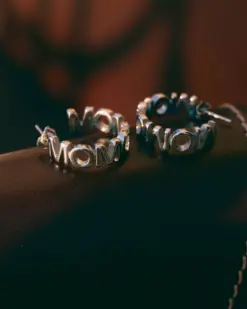 Edblad MOM Multi Hoops Steel – Personliga örhängen för mamma