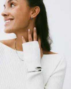 Edblad Sweep Studs S Steel – små örhängen i rostfritt stål med skulptural design