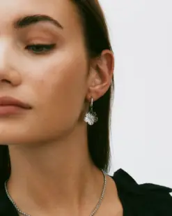 Örhängen med jasminblomma i blankt stål – Edblad hoops