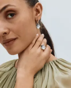 Edblad Jasmine Hoops – eleganta stålringar med blomdesign