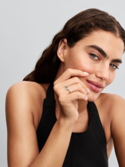 Lekfull Stitch-ring med emaljdetaljer från Pandora