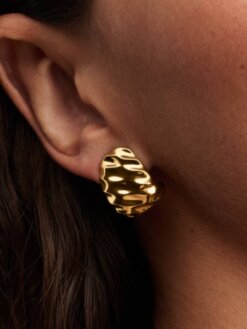 Närbild Pandora räfflad yta bred hoop örhängen