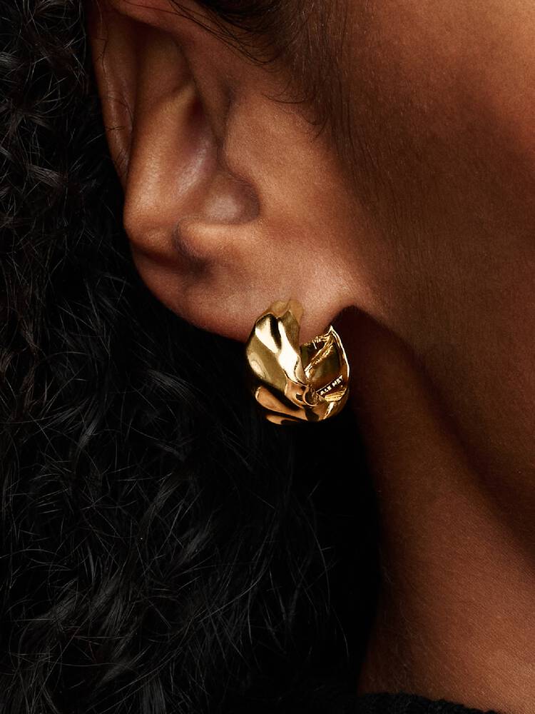 Närbild Pandora rafflad yta hoops guldfinish