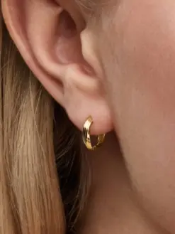 Pandora spiral-huggie örhängen guldfinish närbild