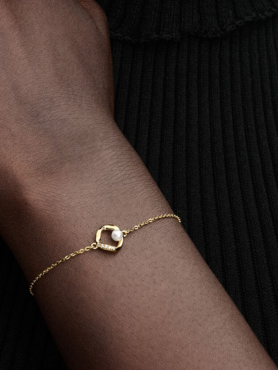 Pandora armband med sötvattenspärla, pavédetaljer och 14K guldplätering