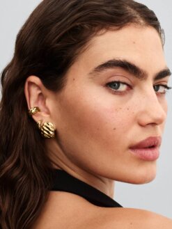 Pandora breda vågiga hoops guldton profil