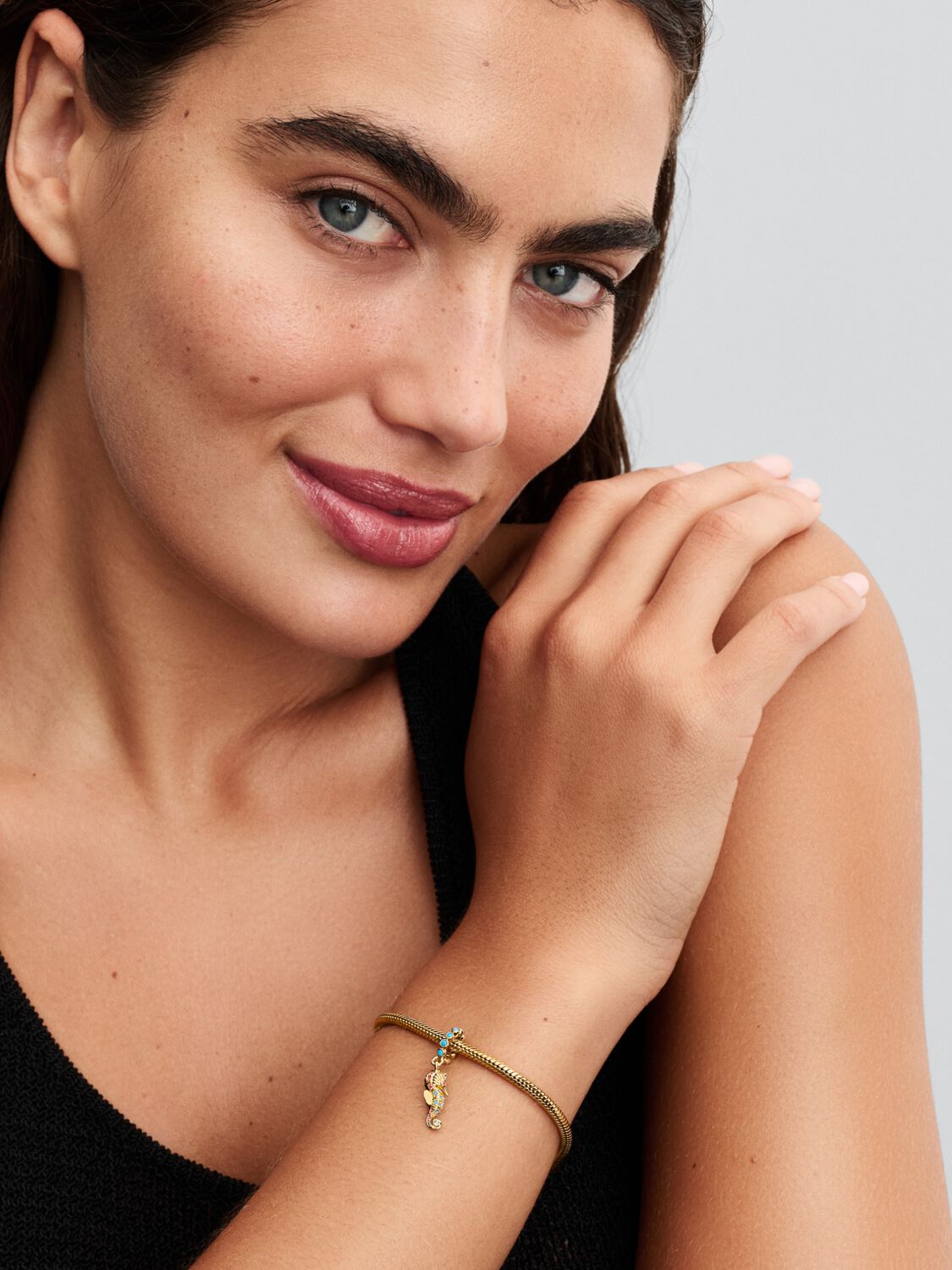 Havsinspirerad Pandora berlock i form av sjöhäst