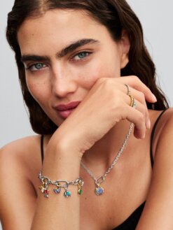 Fjärilscharm med soleffekt i guldton