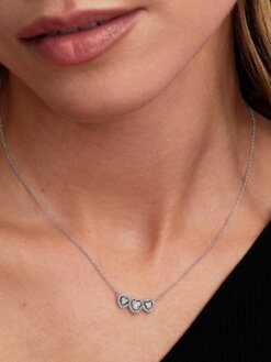 Pandora halsband tre hjärtan med kristaller detalj