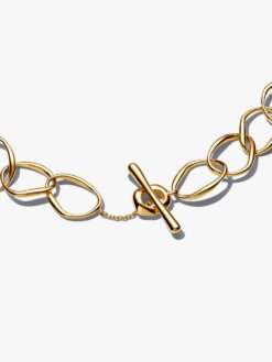 Detalj av organiskt formad länk på guldbelagt Pandora-halsband