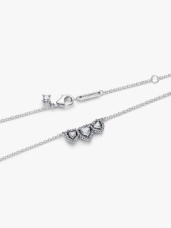 Närbild Pandora Collierhalsband med tre hjärtan framifrån