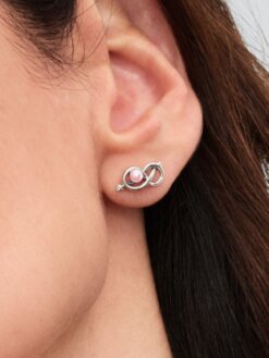 Pandora örhängen med rosa detalj och symbolisk design