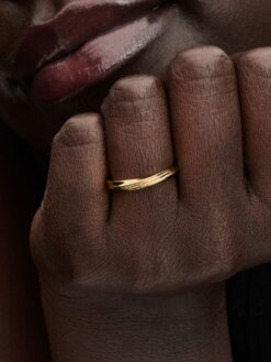 Vriden Pandora ring i guldton – kreativ och stilfull design