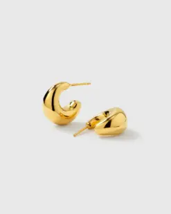 Syster P Bolded Little Sis Earrings Gold – guldpläterade hoops i återvunnet silver