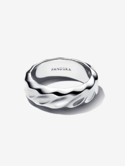 Pandora bred silverring – detaljvy av räfflad struktur