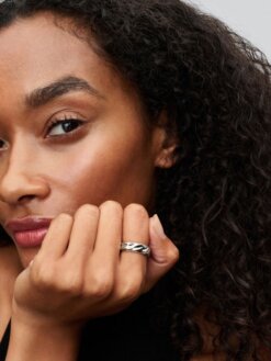 Pandora bred silverring – detaljvy av räfflad struktur