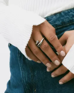 Detaljbild av Sweep Ring i blankt rostfritt stål – skandinavisk design