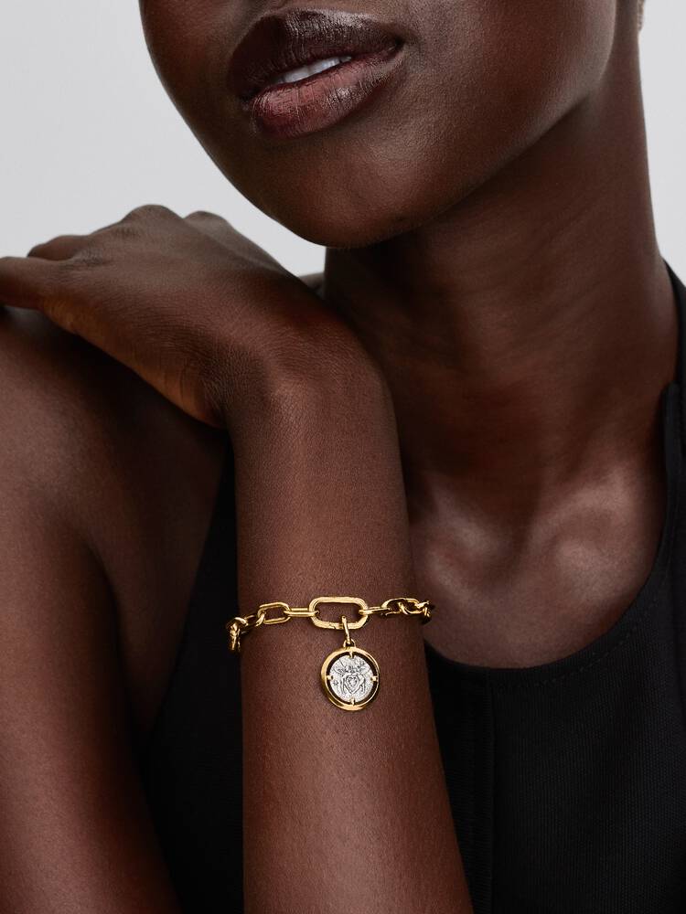 Amors medaljongberlock i silver och guld med inskription “Amor Fati”