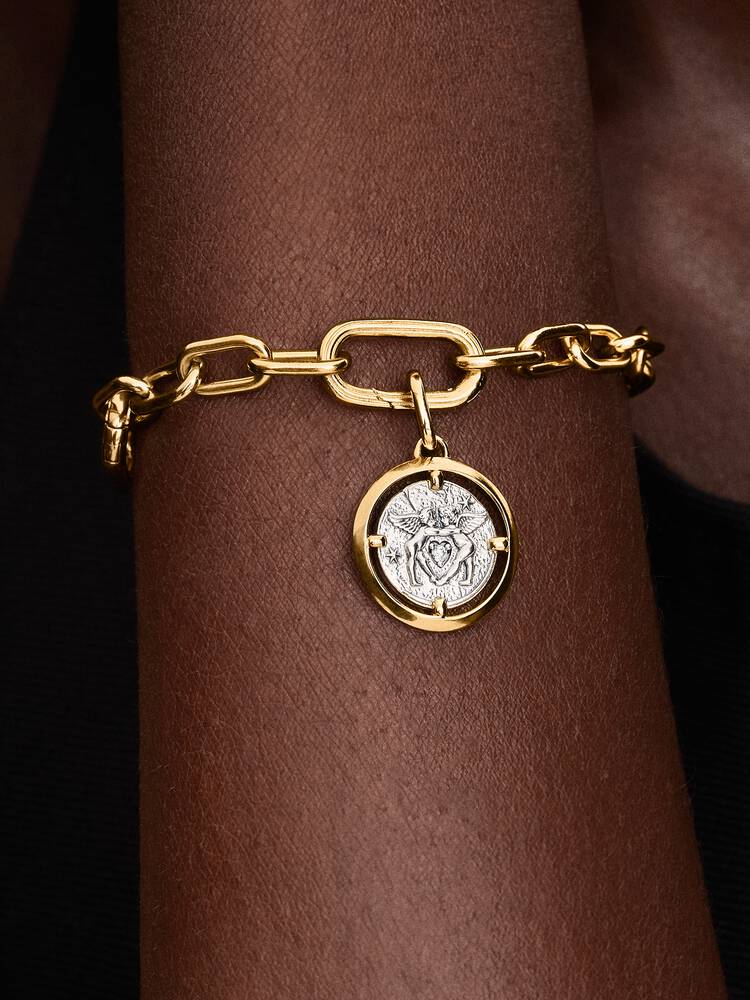 Amors medaljongberlock i silver och guld med inskription “Amor Fati”