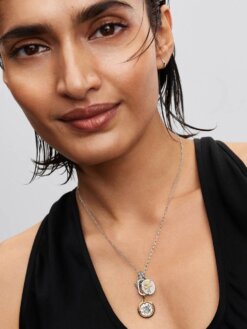 Amors medaljongberlock i silver och guld med inskription “Amor Fati”