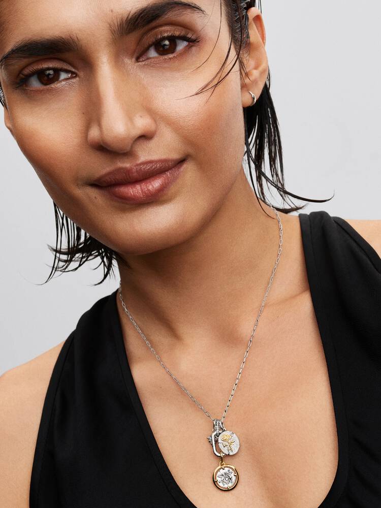 Amors medaljongberlock i silver och guld med inskription “Amor Fati”