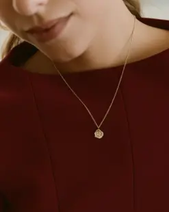 Kvinna bär Edblad Holly Necklace S Gold halsband i 14K guld