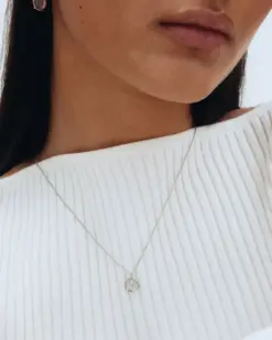 Kvinna bär Edblad Holly Necklace S Steel halsband i rostfritt stål