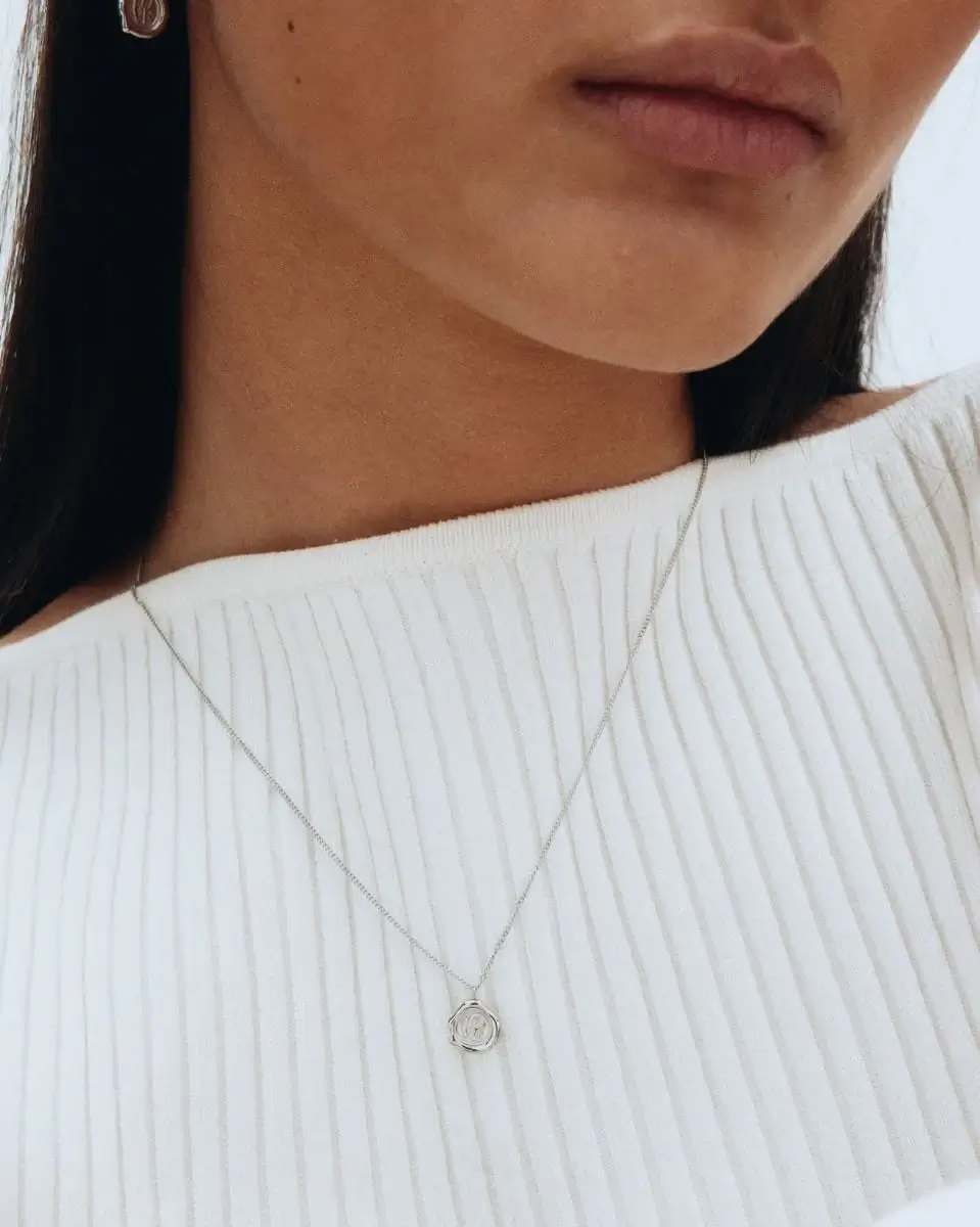 Kvinna bär Edblad Holly Necklace S Steel halsband i rostfritt stål