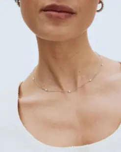 Kvinna bär Edblad Lilo Necklace Steel halsband i rostfritt stål