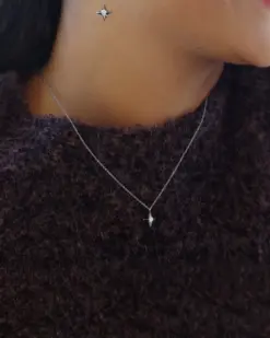 Kvinna bär Edblad Stellar Necklace Steel halsband i rostfritt stål