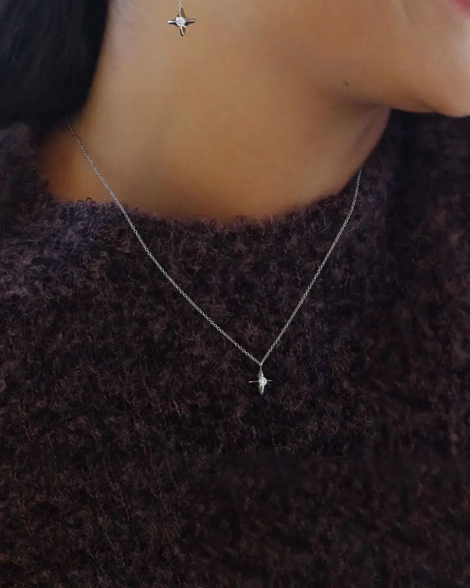 Kvinna bär Edblad Stellar Necklace Steel halsband i rostfritt stål