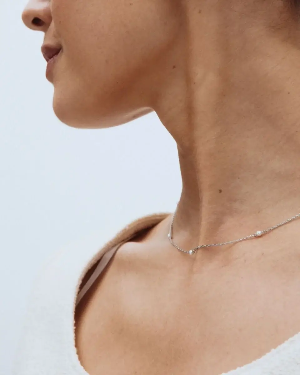 Kvinna bär Edblad Lilo Necklace Steel halsband i rostfritt stål