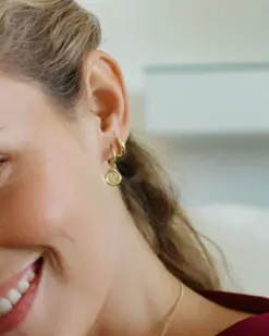 Holly Hoops Gold – guldfärgade hoops från Edblad, närbild