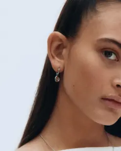 Edblad Holly Hoops Steel – stilrena silvertonade hoops med charm