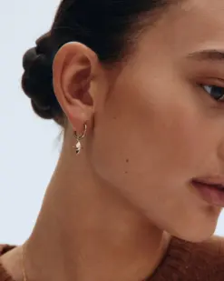 Stellar Hoops Gold – guldfärgade små hoops med glittrande sten från Edblad