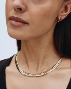 Edblad Spire Hoops S Gold – detaljbild av guldfärgade örhängen