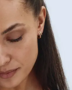 Spire Hoops S Gold – små guldfärgade hoops från Edblad, närbild