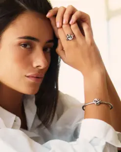 Edblad Infinity Knot Bangle Steel – stålarmband med knut