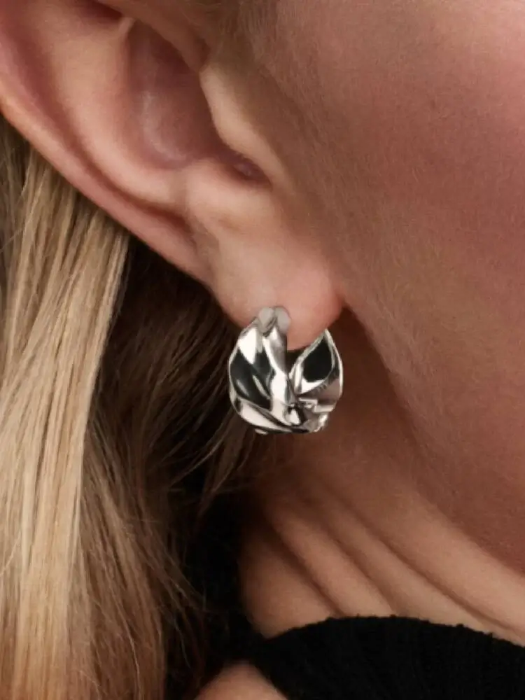 Närbild Pandora 293874C00 texturerade hoops silver