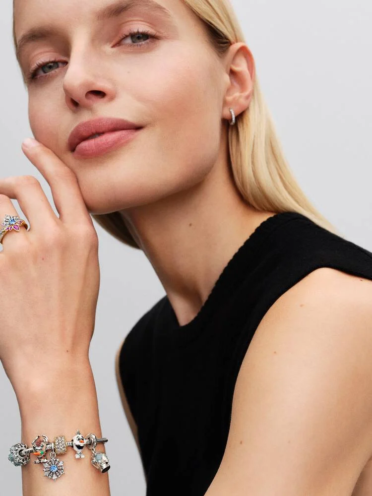 Ring tiaradesign Frost Anna guldfinish detalj