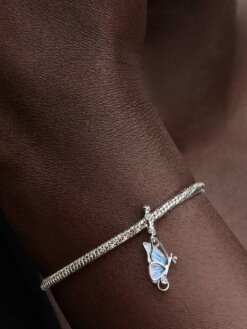 Pandora berlock med vingar och zirkonior närbild